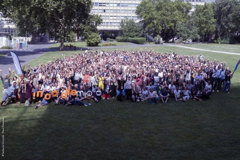 REL, Moodle et coopération : l’expérience de L’Université Numérique au MoodleMoot Photo de groupe au MoodleMoot 2025