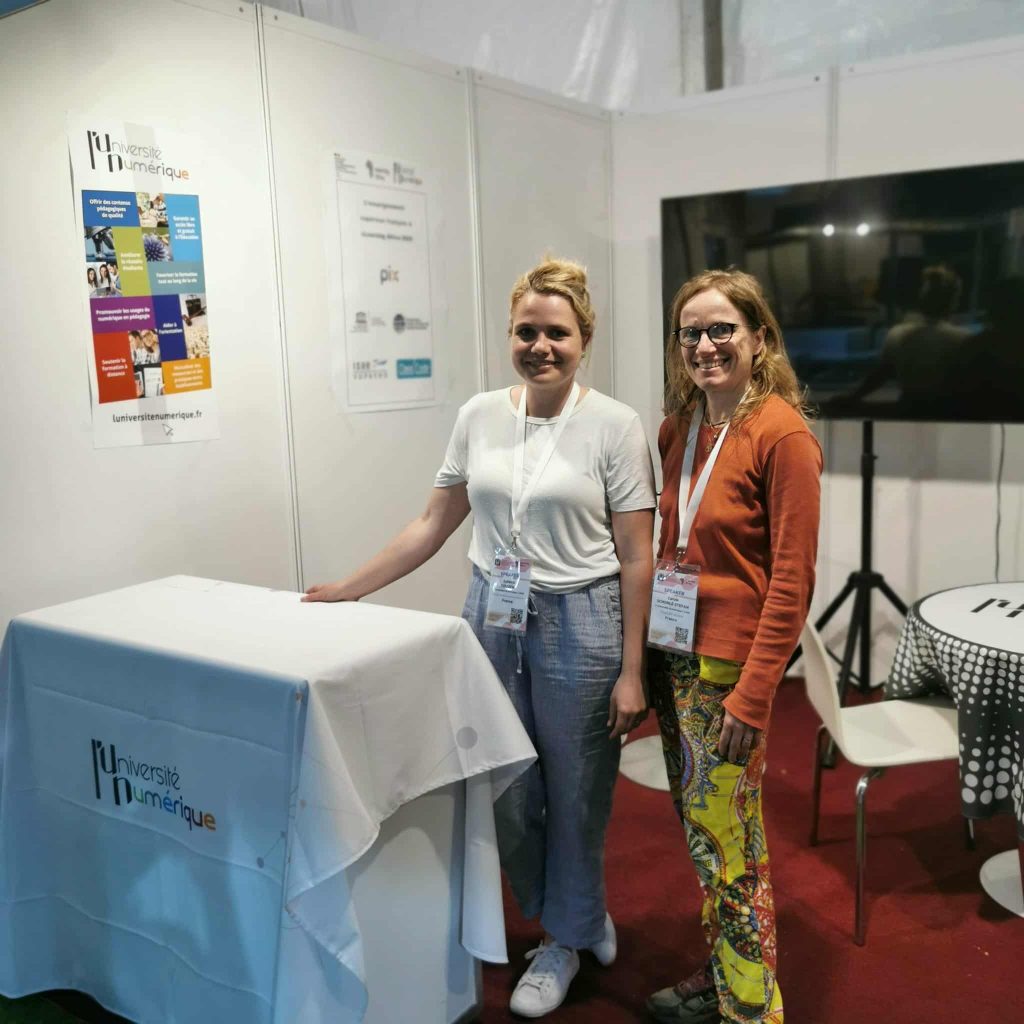 Stand de L'Université Numérique avec Juliette Touzene et Carole Schorlé-Stefan