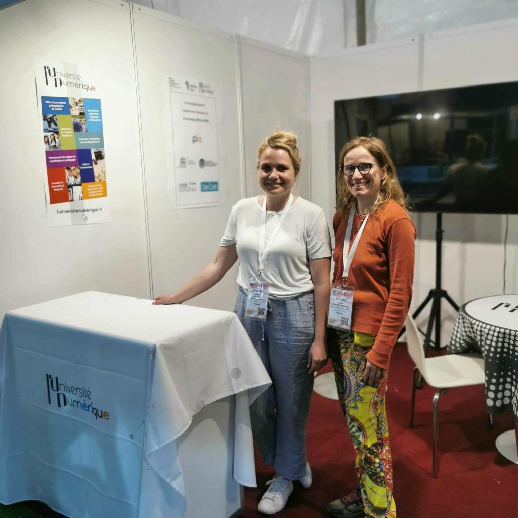 Stand de L'Université Numérique avec Juliette Touzene et Carole Schorlé-Stefan
