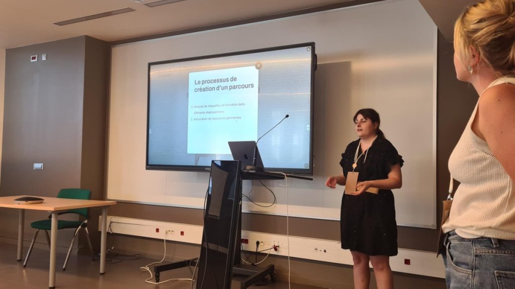 Alyson et Juliette lors de leur présentation au Moodle Moot à Paris en 2025