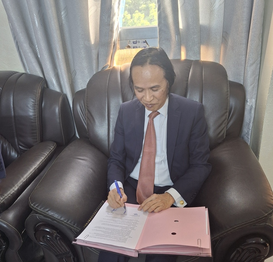 300 ressources Moodle partagées sur la plateforme numérique APES Tchad Jacques Dang qui signe la convention