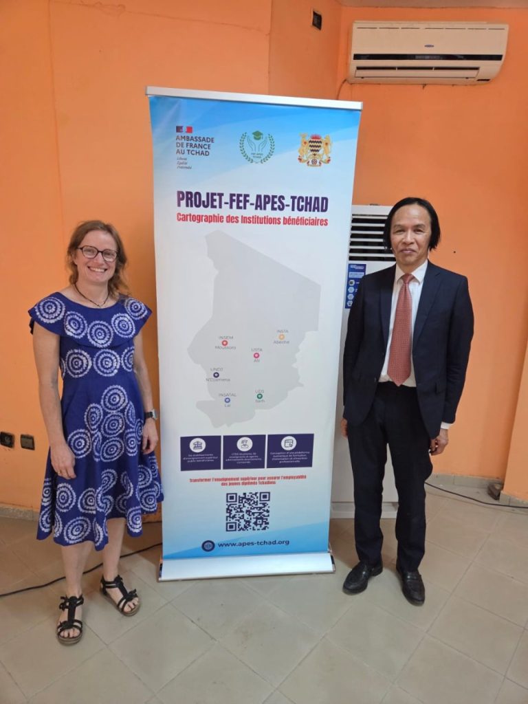 Carole Schorlé Stefan et Jacques Dang devant l'affiche du projet APES Thcad